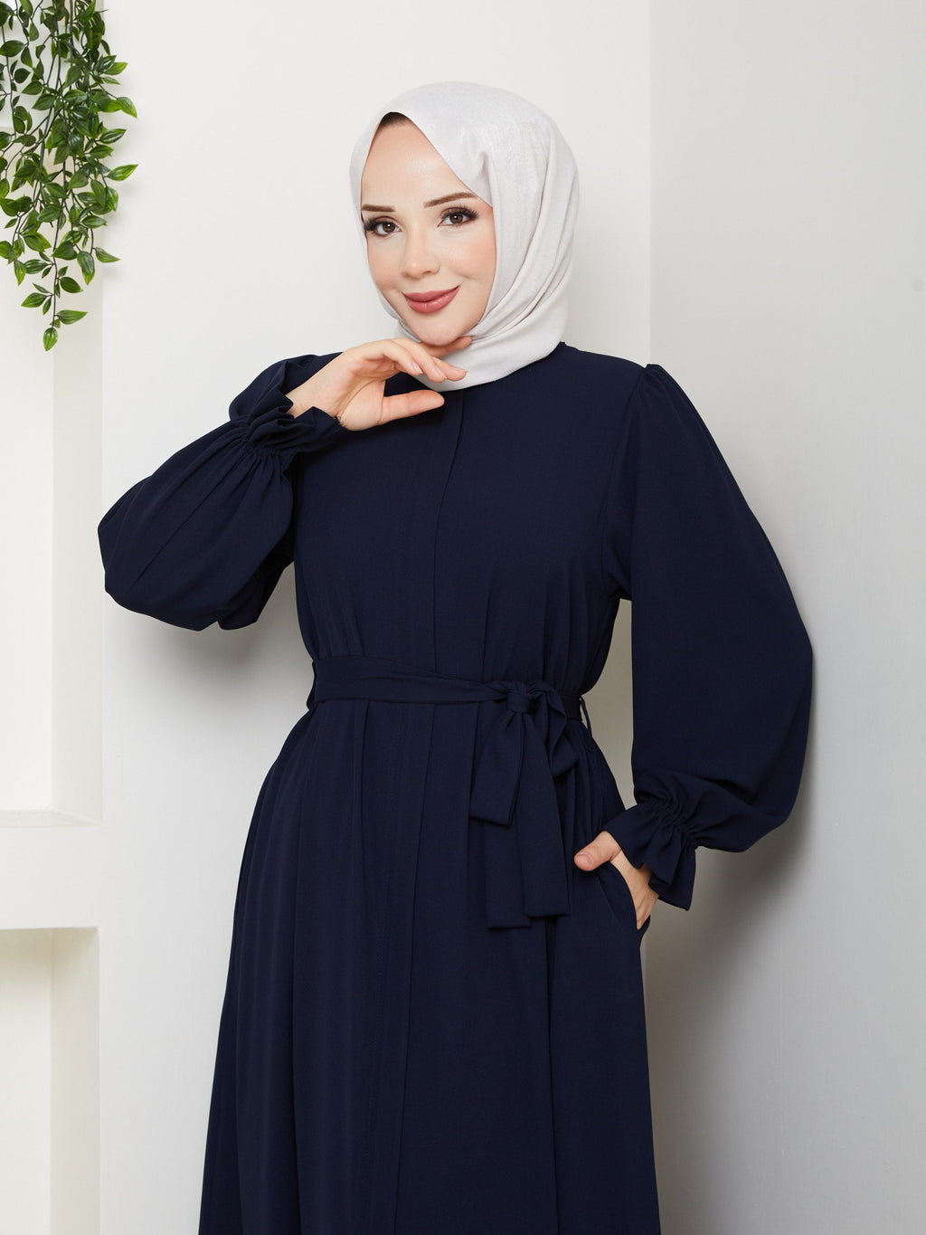 Lacivert Papatya Model Ferace - Safir Medine İpeği - farklı açıdan görünüm