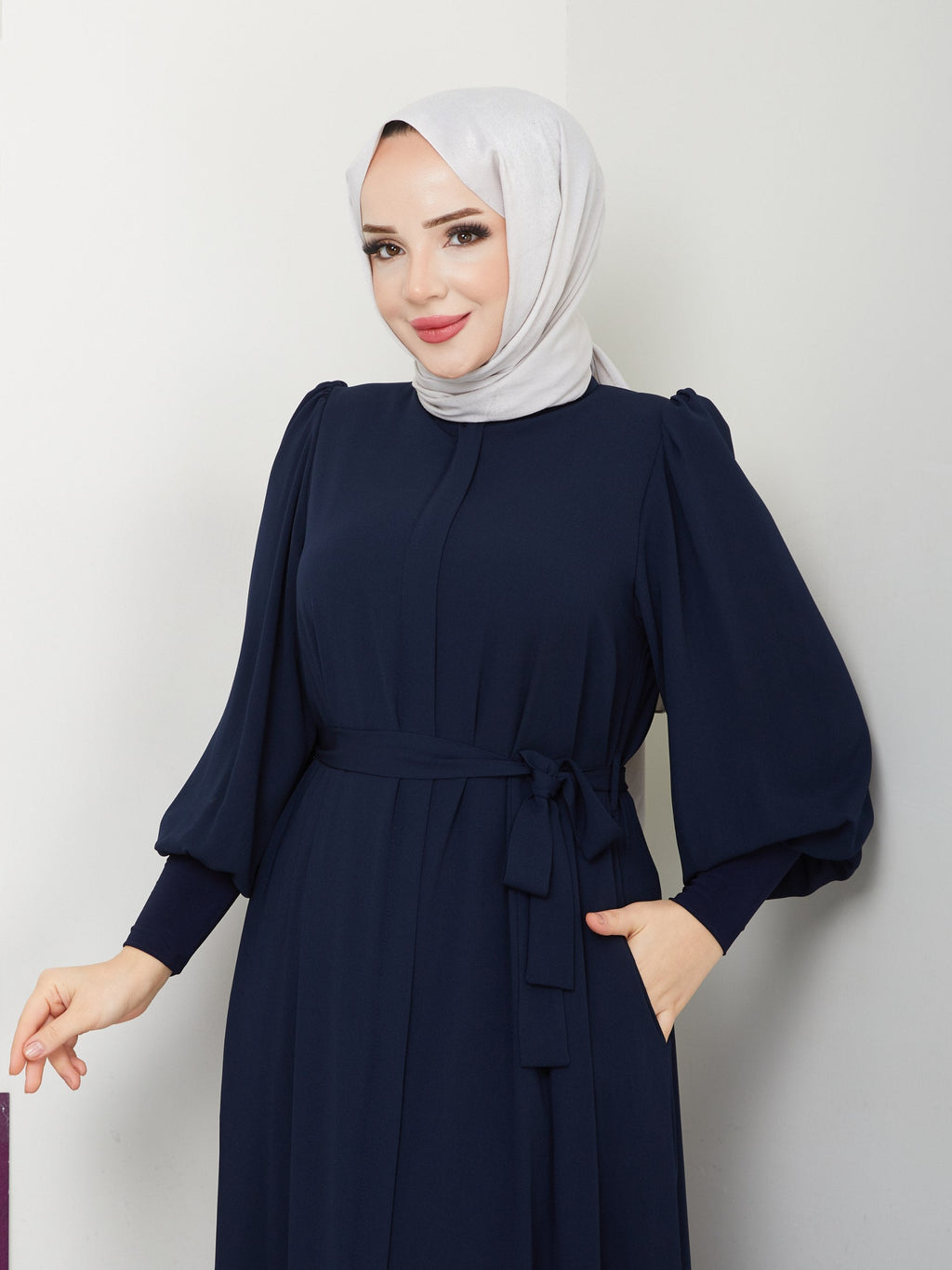 Lacivert Yasmin Model Ferace - Safir Medine İpeği - tam boy görünüm