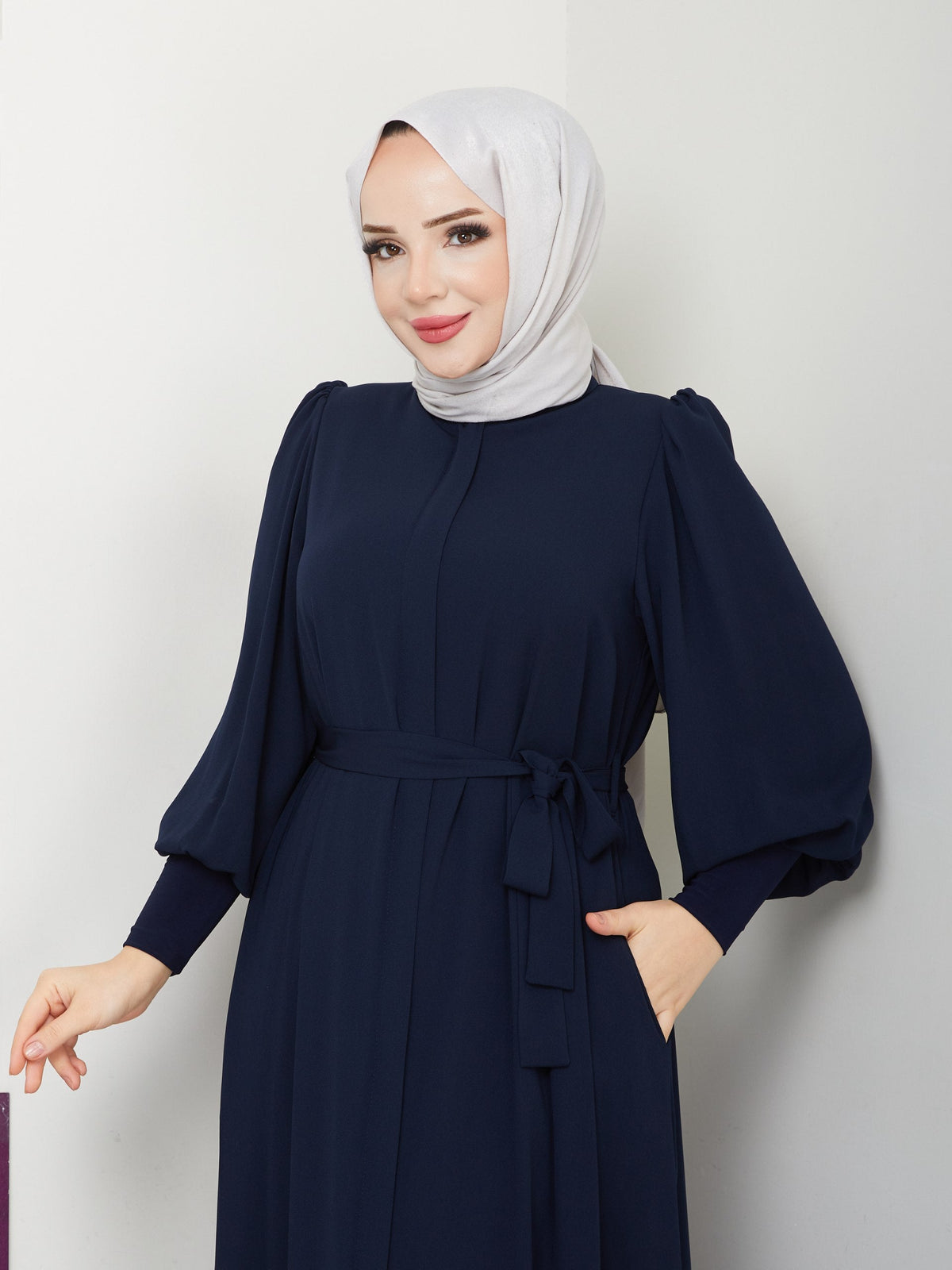 Lacivert Yasmin Model Ferace - Safir Medine İpeği - tam boy görünüm